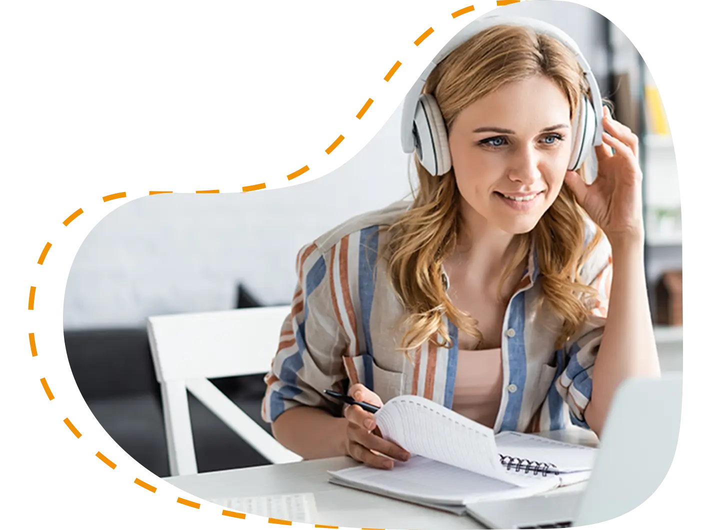 femme portant un casque devant son ordinateur