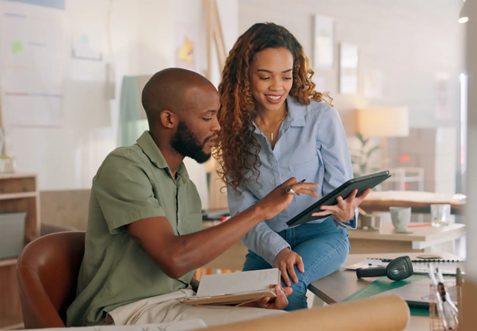 un homme et une femme communiquant devant une tablette
