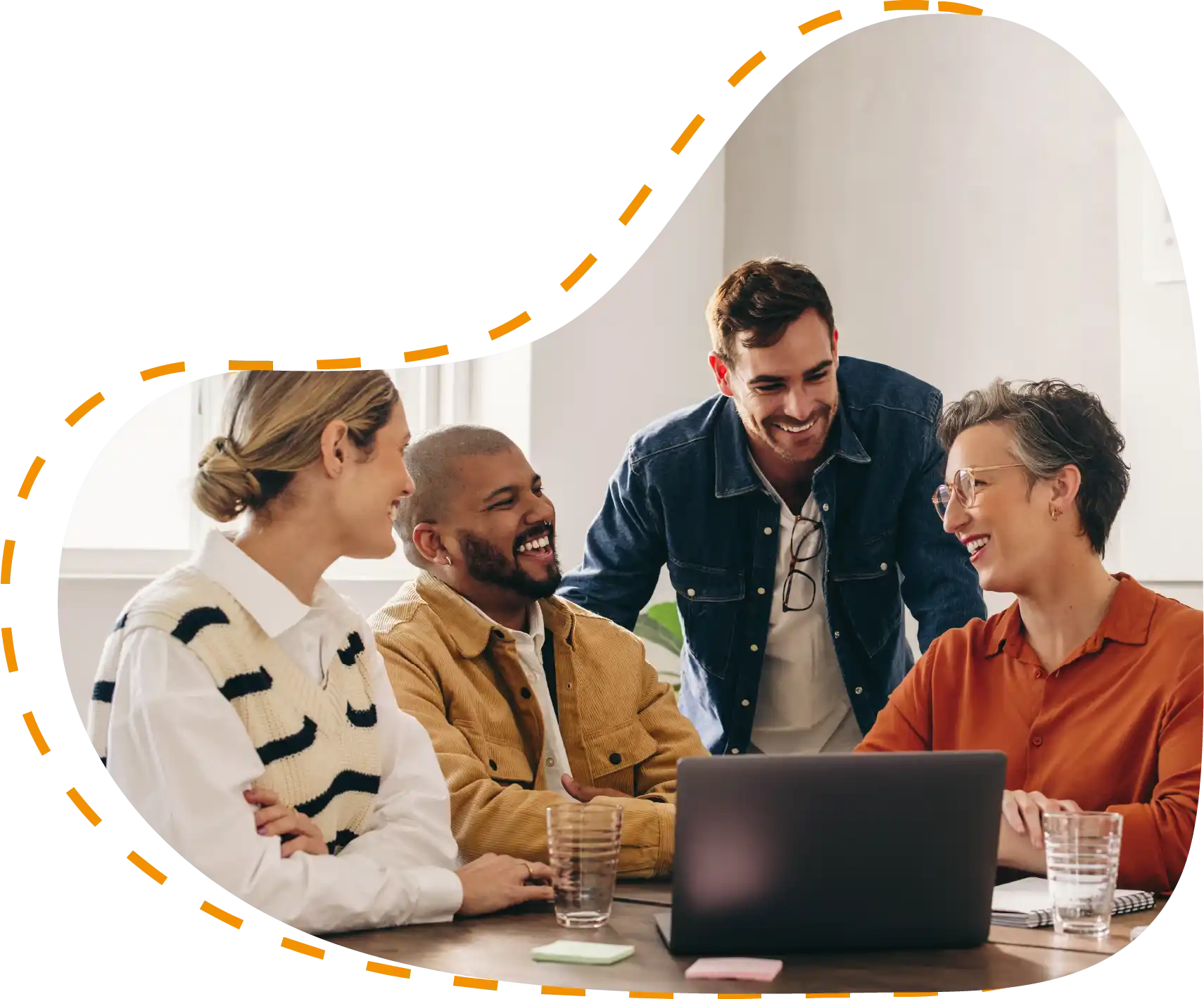 personnes souriantes autour d'un ordinateur