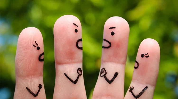 quatres doigts dessinés représentant des personnages